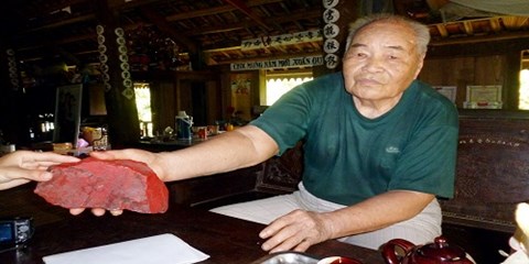 Bí mật về lá cờ đá hồng ngọc trong Lăng Bác Hồ