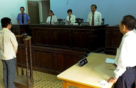 Luật sư ngồi ngang hàng với VKS