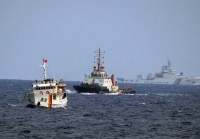 Tàu Trung Quốc áp sát đe dọa tàu kiểm ngư Việt Nam