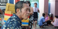Nữ sát thủ bịt mặt táo tợn đâm người đang nhậu giữa phố