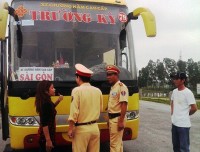 Xe giường nằm “nhồi” khách, 2 lần đâm thẳng vào CSGT
