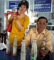Tân Hiệp Phát chưa trả lời bảy chai nước vón cục