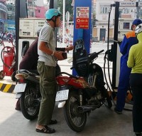 Tăng hay ghìm giá xăng dầu?