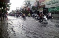 Mưa nửa giờ, đường ngoại ô TP.HCM ngập nửa mét