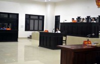 Luật sư phải ngồi ngang hàng kiểm sát viên