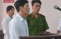 Ba người đánh, chỉ khởi tố một người?
