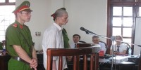 Vụ “quan tài diễu phố”: đề nghị 20 năm tù cho bị cáo chối tội