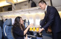 Vụ bị phạt vì ‘tè vào túi nôn’: Cục Hàng không nên thu hồi quyết định