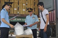 Kiểm tra một thỏi son môi tốn… 2 triệu đồng