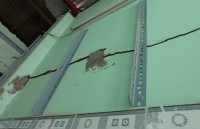 Nhà nứt toác dọc tuyến đường hiện đại
