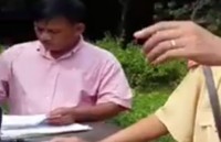 Người mặc thường phục là ai?