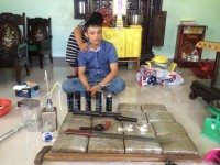 Đại lý ma túy nằm giữa đồng gắn camera cảnh giới bốn xung quanh