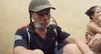 May mắn chạy khỏi căn nhà cổ 5 phút trước khi sập