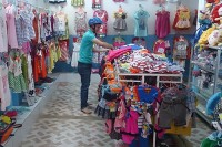 Chủ cửa hàng bỗng dưng đưa hết tiền cho khách