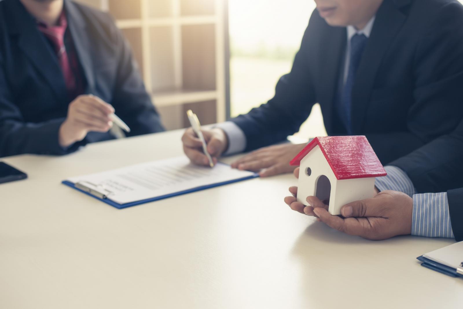 Những hợp đồng nhà đất bắt buộc phải công chứng, chứng thức