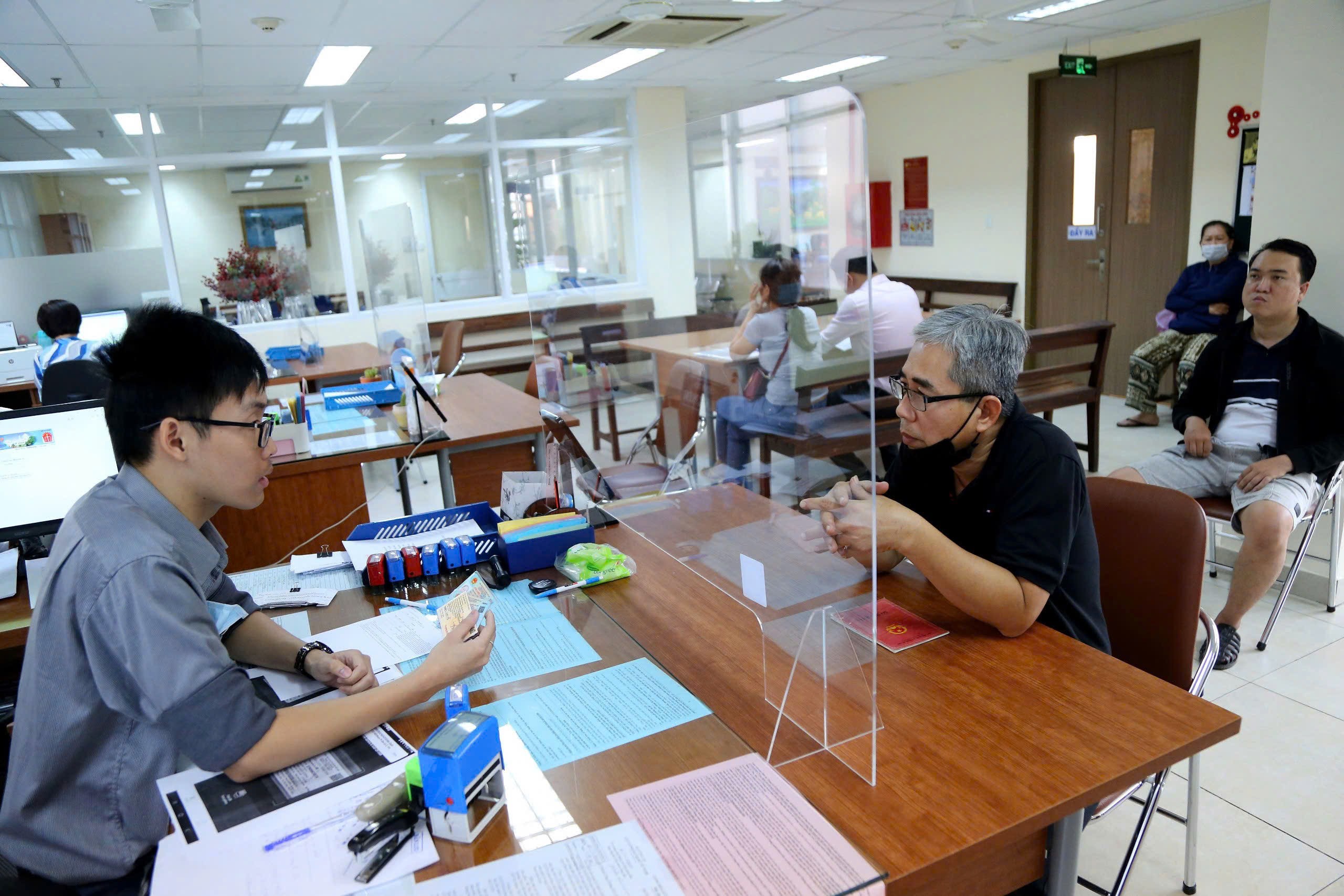 Bỏ công chứng trong giao dịch đất đai: Nên hay không?