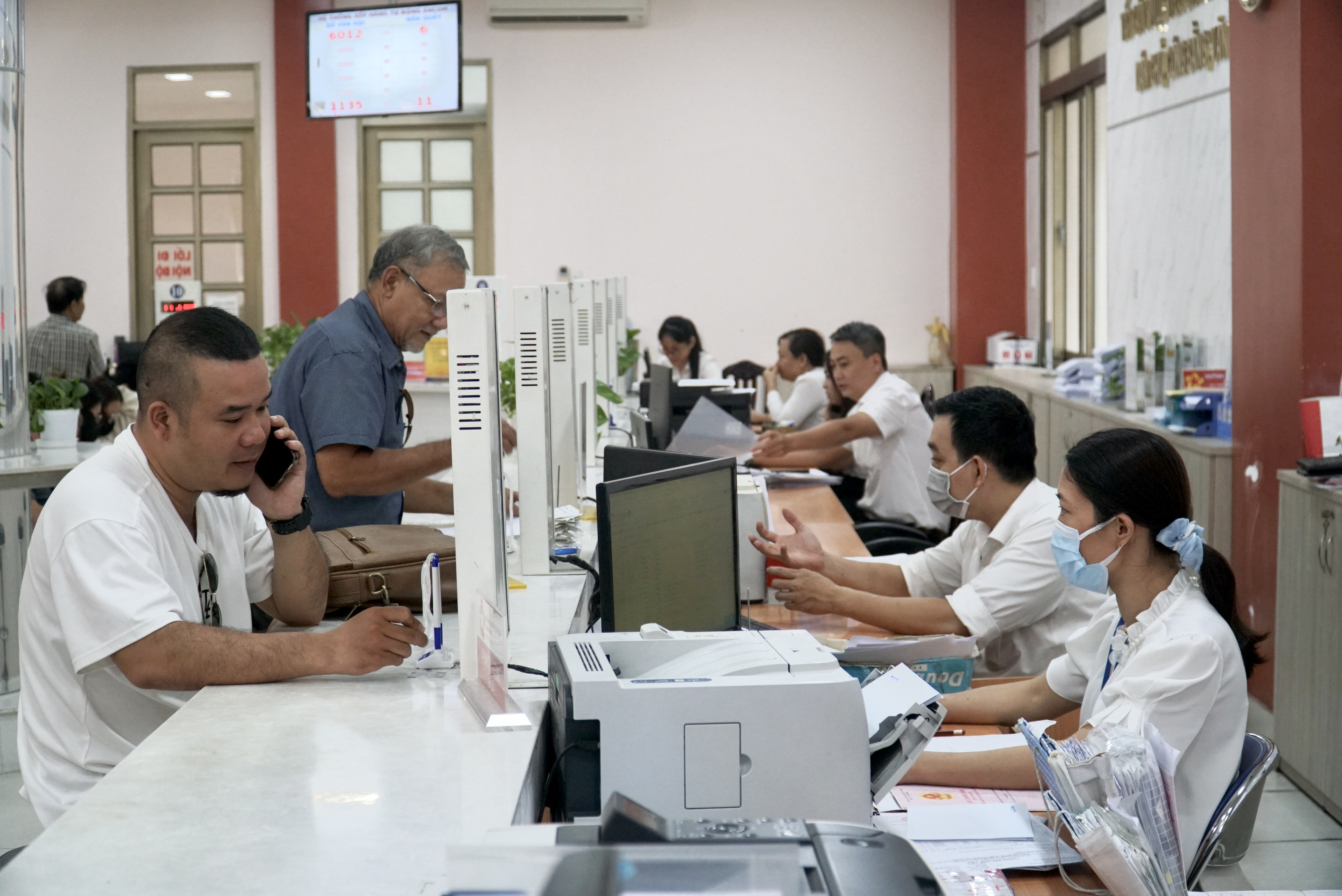 Bộ Tư pháp nói về việc hồ sơ chứng thực chất cao như núi