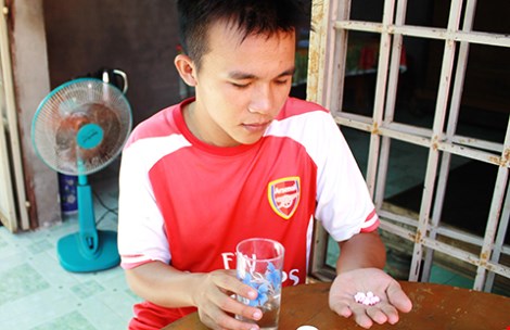 Đang lấy lời khai, công an bỏ đi... ăn tiệc!