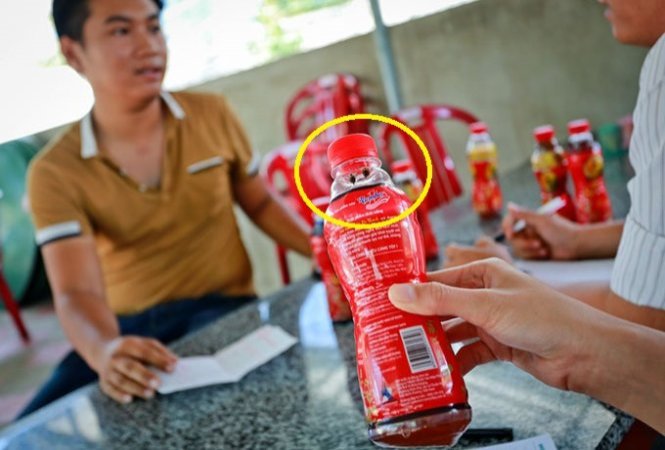 Từ chối nhận chai trà bị lợn cợn có đúng luật?