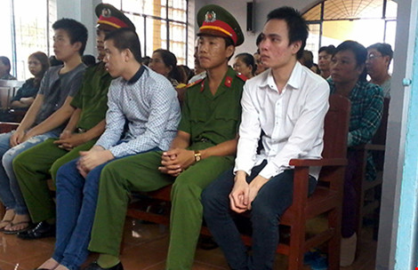 Lại trả hồ sơ vụ ‘chiếc áo đỏ oan nghiệt’