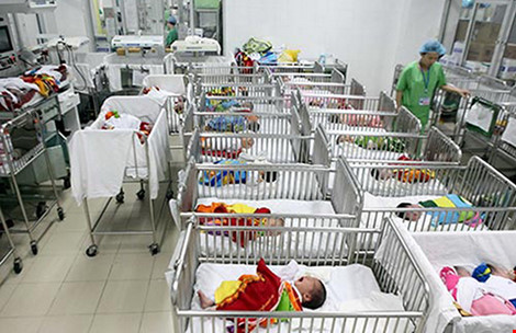 Hai gia đình đổi con sau bốn năm bị trao nhầm