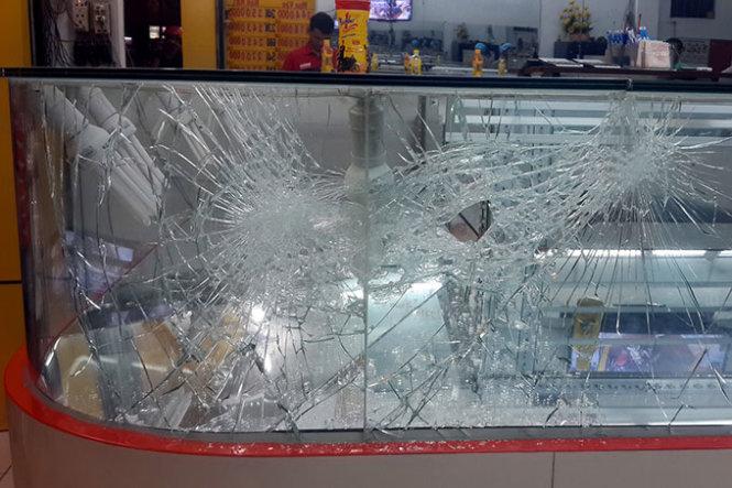 ​Vào tiệm vàng đập cửa kính, nam thanh niên bị đánh bất tỉnh