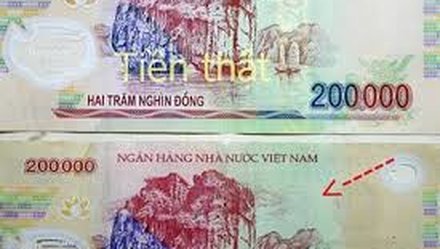 Rút tiền ngân hàng gặp tiền giả, phải làm sao?