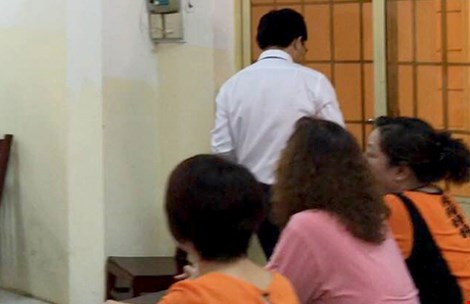 Luật sư bỏ về, tòa phải hoãn xử