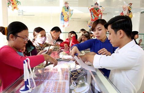 Người dân chen chúc mua vàng cầu sung túc