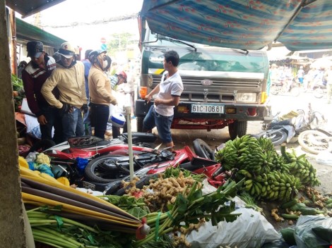 'Mẹ tôi bị xe tải ủi vào góc tường, sợ chết ngất!'