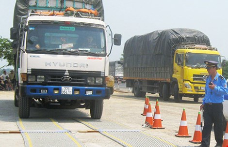 CSGT, TTGT cho xe quá tải qua trạm cân