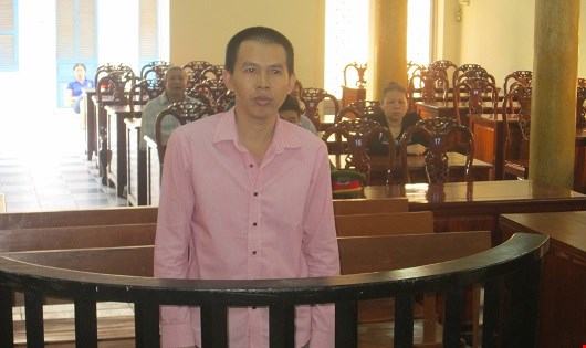 Đi uống rượu với bạn trai, bị chồng hờ đốt chết