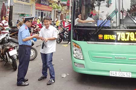 Không để xe to vào phố nhỏ