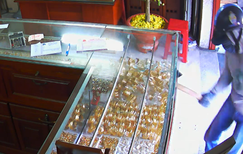 Kẻ cướp đập tủ kính, gom vàng trong 5 giây ở Sài Gòn