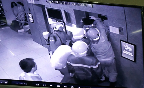 16 người kẹt trong thang máy chung cư, bốn nạn nhân ngất xỉu