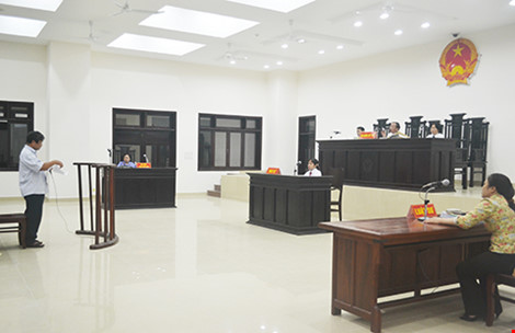 Luật sư ngồi ngang hàng kiểm sát viên để tranh tụng bình đẳng