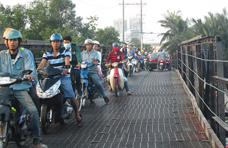 TP.HCM lo bảo vệ cầu yếu