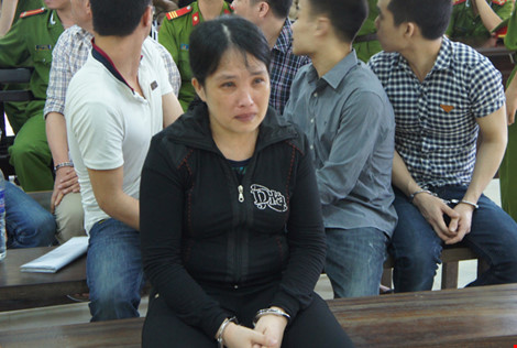 Chiếm đoạt 23 tỉ đồng, ra tòa khóc 'không còn tiền trả đâu'