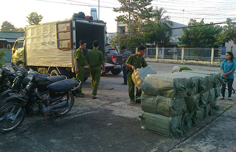 Công chức TP.HCM không được hút thuốc lá lậu