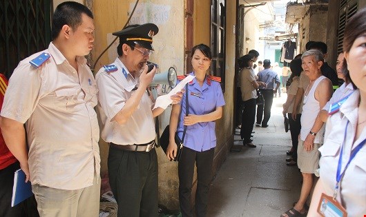 Bi hài chuyện bắt gà thi hành án