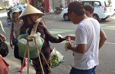 Khách Trung Quốc giật nón chị bán chuối