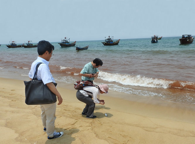 Vệt nước đỏ tố thủ phạm gây chết cá miền Trung