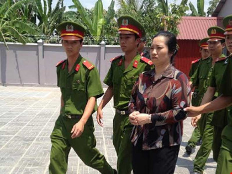 Giảm án tử còn 20 năm cho vợ bí thư đốt xác: Sai luật!